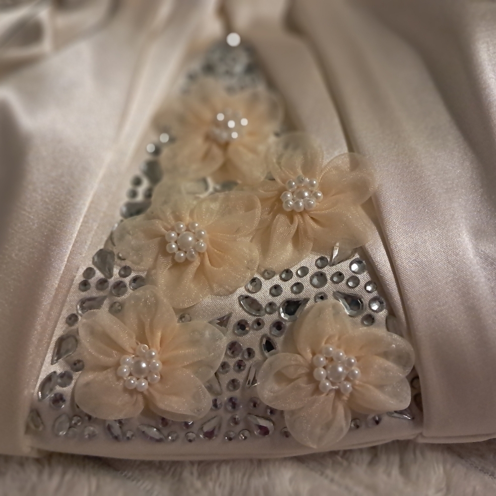 Badgley Mischka Off White Clutch and Crossbody with Floral Embellishments - Picture 4 of 8